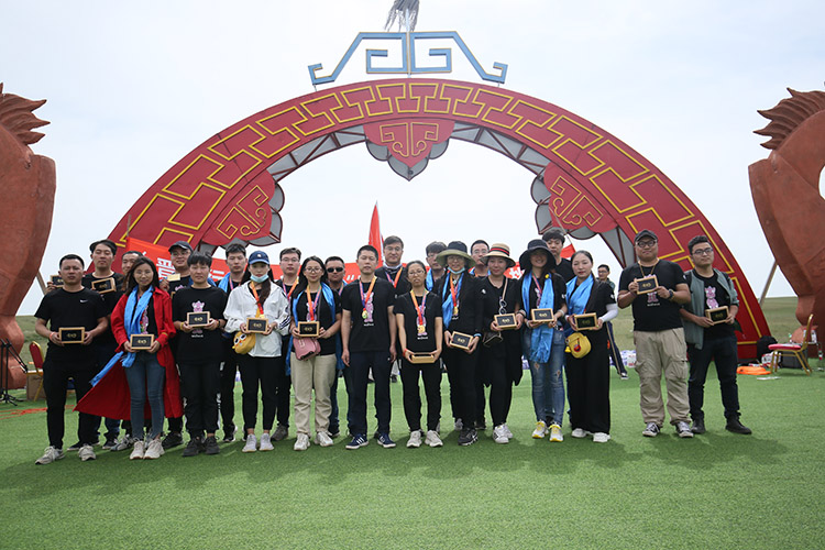 入職3年、5年的老員工頒發(fā)紀(jì)念金鈔