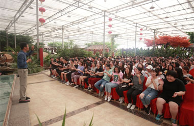 拓展前教練講解流程，賽前熱身！